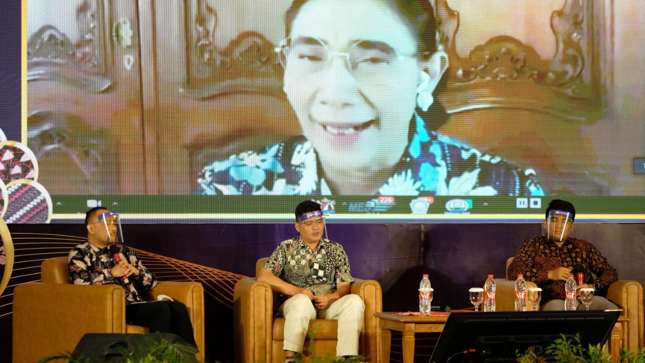 Beberapa narasumber tengah mendengarkan penjelasan mantan Menteri Kelautan Susi Pudjiastuti dalam pemaparan pertumbuhan ekonomi di saat pandemi Covid-19 di Tasikmalaya, Jawa Barat.