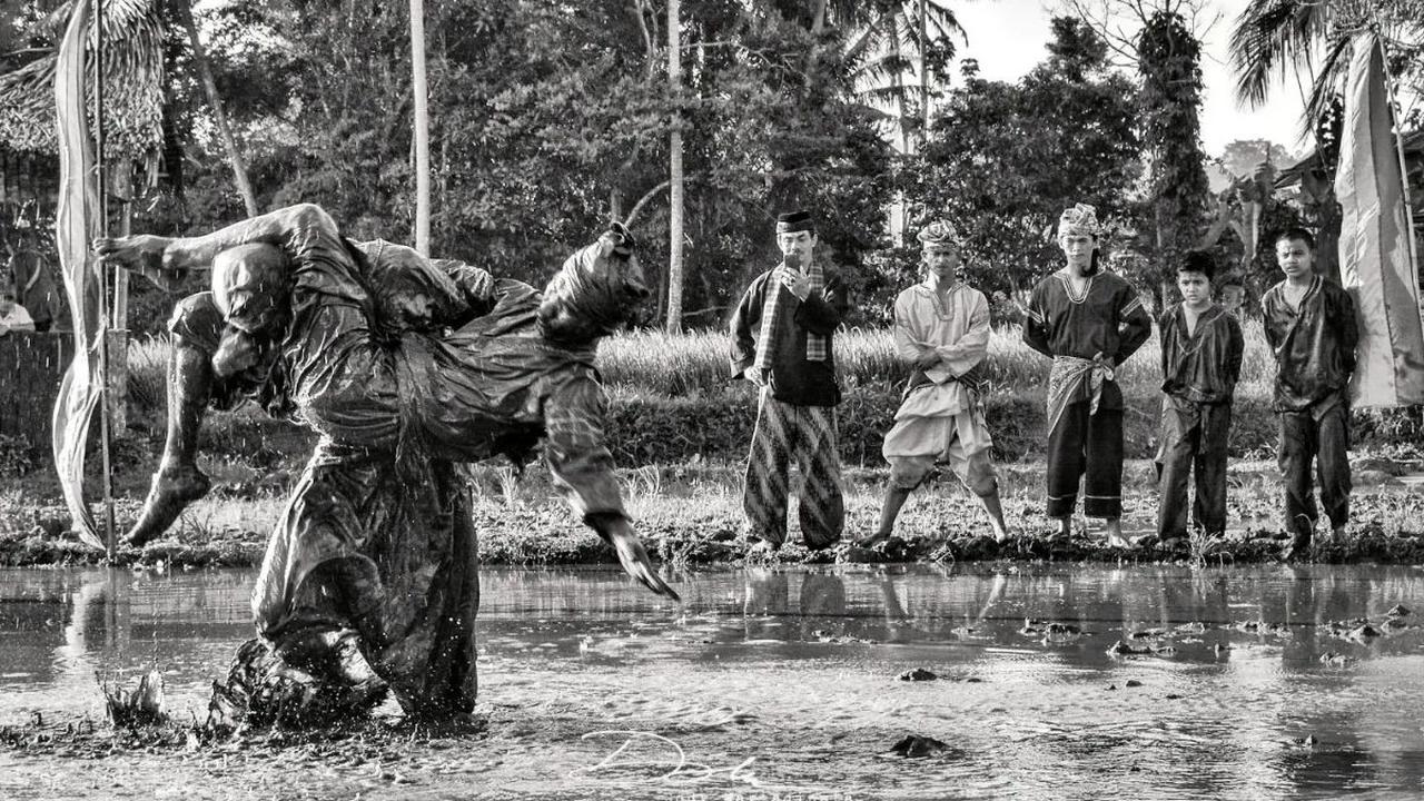 <b>Menonton Atraksi Budaya Lokal</b>