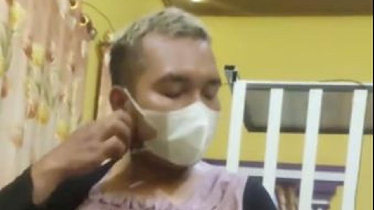 “Malas aku kalo disuruh kayak gini ini,” timpal suaminya menggunakan Bahasa Jawa.