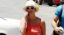 Britney Spears terlihat santai banget dengan menggunakan sandal jepitnya ya! (BROADIMAGE/REX/Shutterstock/HollywoodLife)