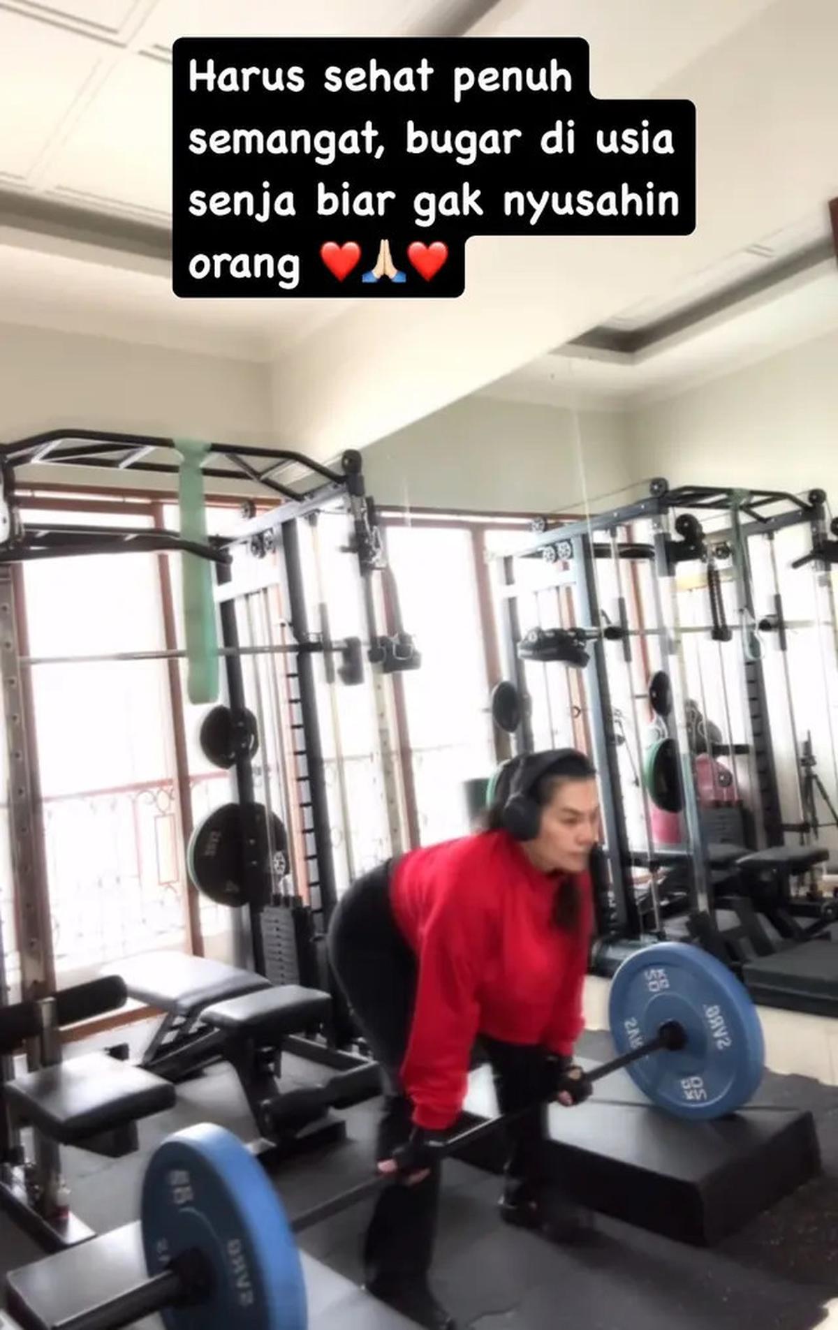 7 Potret Sarita Abdul Mukti Lepas Hijab Saat Nge-Gym, Pamer Angkat Barbel