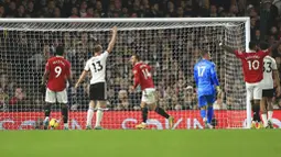 Setan Merah mampu menundukkan tuan rumah dengan skor 2-1 di Craven Cottage, Minggu (13/11/2022). (AP/Leila Coker)