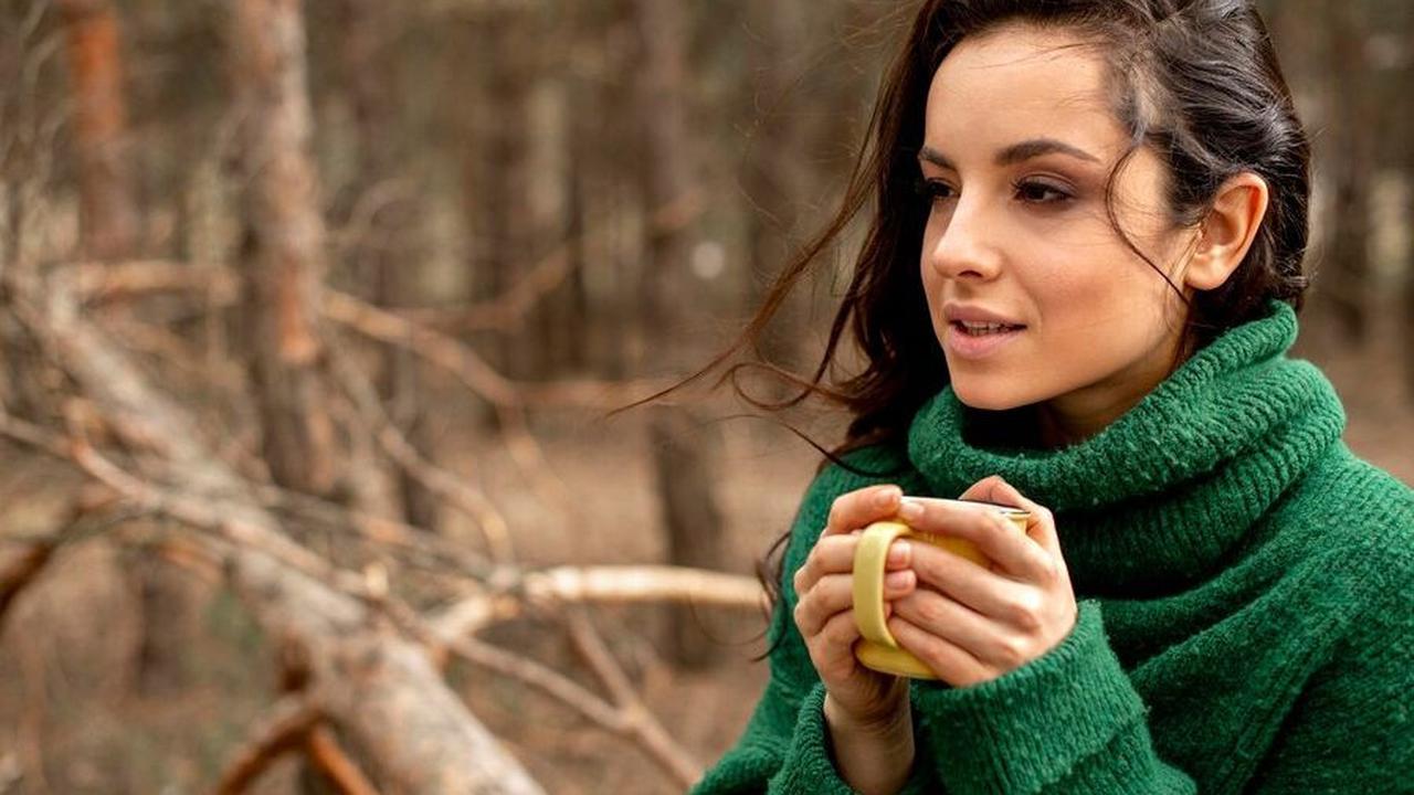 Memberi tahu orang sekitar tentang perasaan mereka, merencanakan hari dengan jeda antar acara, memilih aktivitas sosial sesuai minat, dan menggunakan teknik pernapasan adalah langkah-langkah efektif.
