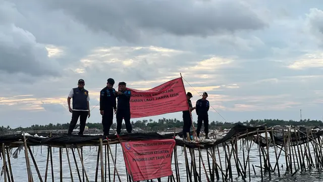 Kementerian Kelautan dan Perikanan (KKP) menghentikan pemasangan pemagaran laut di Kabupaten Tangerang, Banten.