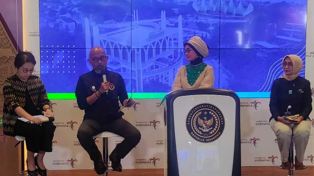 Fadjar Hutomo dan Nia Niscaya dalam The Weekly Brief with Sandi Uno, Selasa, 16 April 2024