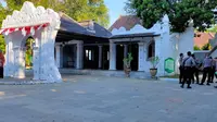 Aparat TNI/Polri masih berjaga-jaga di sekitaran Keraton Kasepuhan Cirebon usai bentrok dua kubu berebut takhta kesultanan Cirebon. (Liputan6.com/ Panji Prayitno.