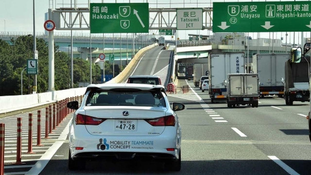 Melihat uji coba Lexus GS450H yang bisa mengemudi sendiri