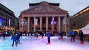 Pengunjung bermain Ice Skating di depan Theater Royal De La Monnaie saat mengunjungi pasar malam Natal khas Eropa atau Christmas Market di pusat kota Brussels, Belgia, Senin (14/12/2015). (Arie Asona)