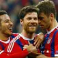 Gelandang Bayern Muenchen, Xabi Alonso (tengah) merayakan selebrasi usai mencetak gol ke gawang Porto di leg kedua perempat final Liga Champions di Allianz Arena,  Rabu (22/4/2015). Bayern Muenchen menang 6-1 atas Porto. (Reuters/Kai Pfaffenbach)