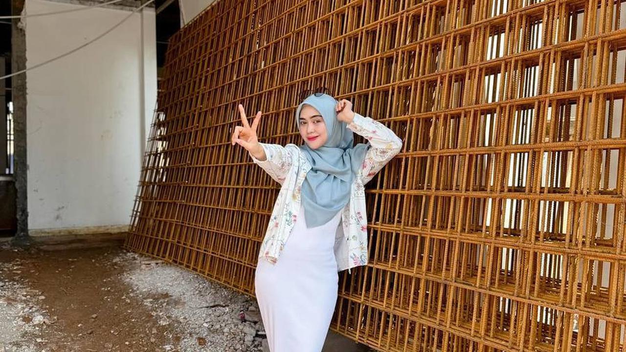 Memakai Sepatu Yang Memiliki Telinga