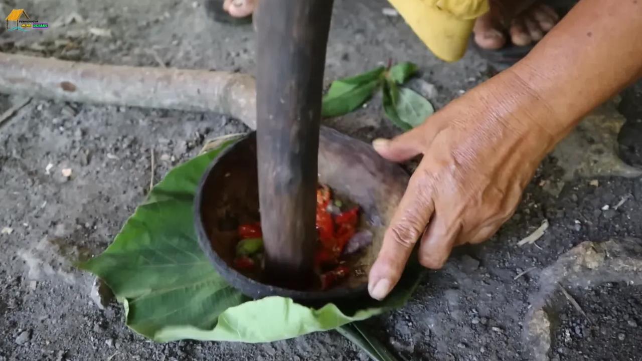 Mencocolnya dengan sambal