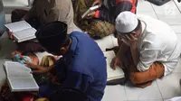 Jamaah membaca Alquran di Masjid Kauman Semarang, Senin (29/5). Setiap selepas sholat dzuhur hingga menjelang ashar masjid ini selalu dipenuhi banyak orang untuk mengikuti pengajian Al qur'an 30 juz. (Liputan6.com/Gholib)