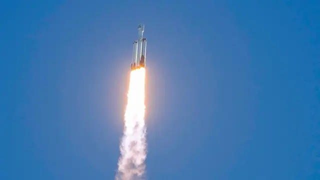 Roket Falcon Heavy milik SpaceX meluncur dari Kompleks Peluncuran 39A di Kennedy Space Center, Cape Canaveral, Florida, Minggu (30/8/2026), dengan membawa Teleskop Luar Angkasa Nancy Grace Roman.