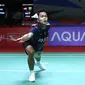 Tunggal putra Indonesia, Anthony Sinisuka Ginting berusaha mengembalikan bola saat melawan wakil Malaysia, Leong Jun Hao pada babak 16 besar Indonesia Masters 2024 di Istora Senayan Jakarta, Indonesia, Kamis (25/1/2024). Anthony Ginting menang dua gim langsung dengan skor 21-15, 21-17. (Bola.com/M Iqbal Ichsan)