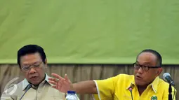 Aburizal Bakrie (kanan) bersama Agung Laksono memimpin rapat pengurus pleno di gedung DPP Partai Golkar, Jakarta, Kamis (7/4/2016). Rapat tersebut membahas Munas Partai Golkar yang akan digelar di Bali pada 7 Mei 2016. (Liputan6.com/Johan Tallo)