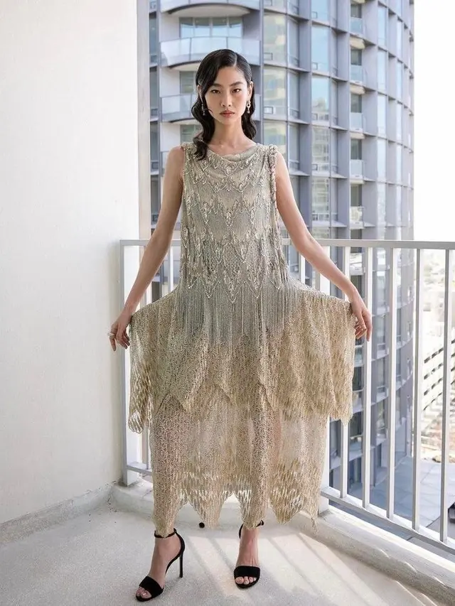 7 Gaya Glamor Jung Ho Yeon Berbalut Dress Metalik di Critics Choice Awards