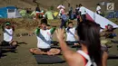 Peserta sedang latihan yoga di Ranu Kumbolo, Taman Nasional Bromo Tengger Semeru, Malang, Minggu (14/10). Kegiatan yang digelar dalam rangka Semen Indonesia Trail Run Camp sebagai ajang try out bagi 40 pelari dalam SMI Trail Run. (Liputan6.com/HO/Eko)