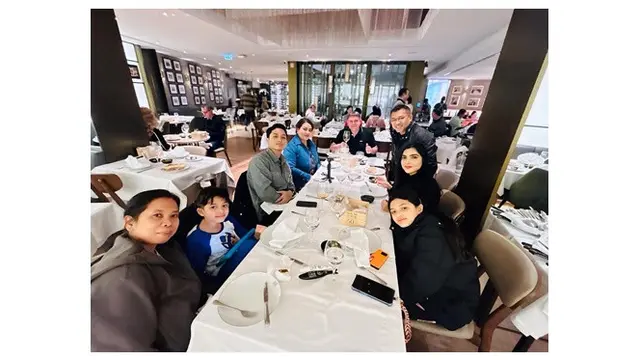 6 Potret Anang-Ashanty Liburan Lebaran di Portugal, Bertemu Keluarga Sarah Menzel