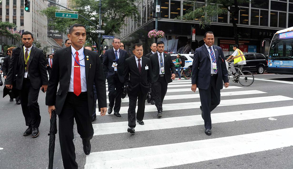 Wapres Jusuf Kalla didampangi para staf berjalan menuju markas PBB di New York, AS, Senin (18/09). Jusuf Kalla akan melontarkan isu rencana pencalonan Indonesia sebagai anggota tidak tetap Dewan Keamanan PBB. (Liputan6.com/Tim Media Wapres)