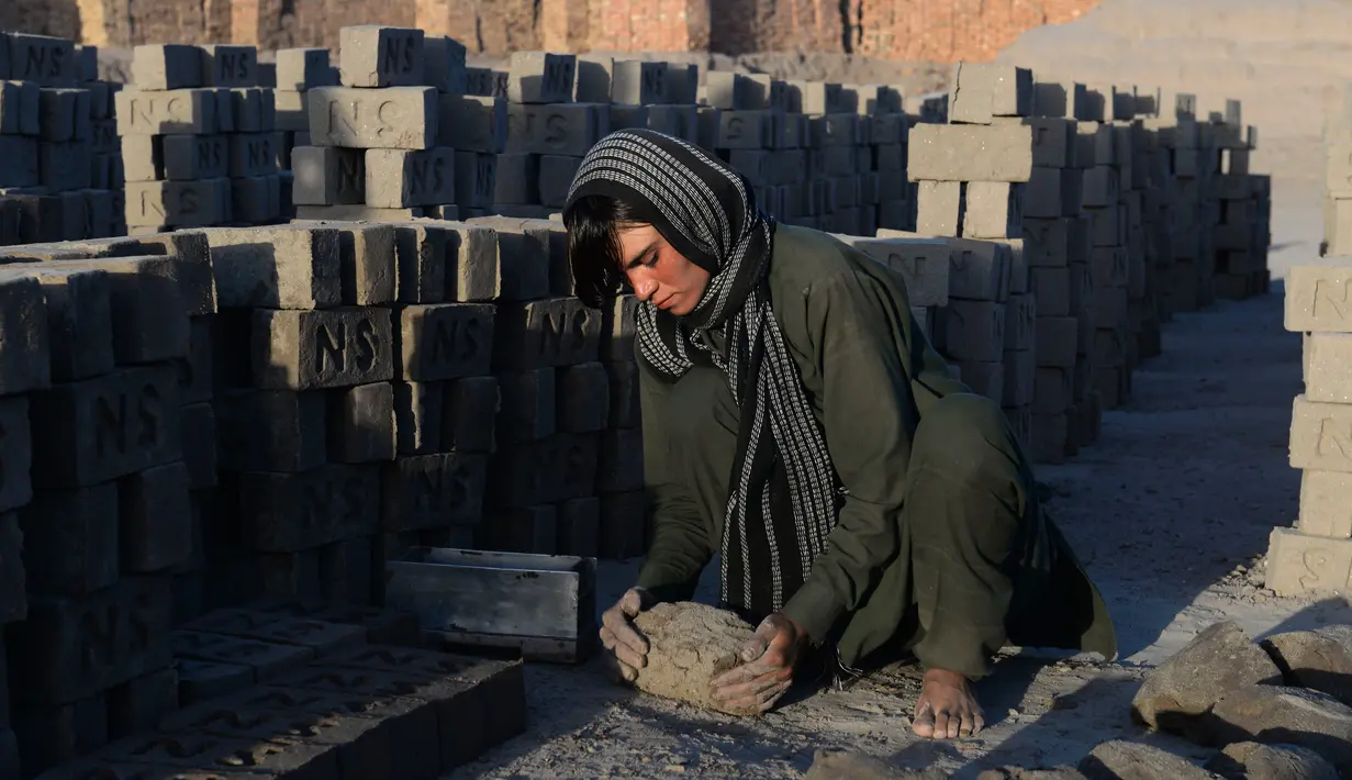 Foto pada 27 Maret 2018, perempuan Afghanistan, Sitara Wafadar menyamar sebagai laki-laki saat bekerja di pabrik batu bata di Provinsi Nangarhar. Sitara dipaksa orangtuanya menjadi seorang 'putra' yang tidak pernah mereka miliki. (NOORULLAH SHIRZADA/AFP)