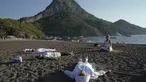 Orang-orang berlatih yoga di pantai di Adrasan, barat Antalya, Turki (24/9/2021). Orang-orang menikmati cuaca hangat di wilayah Mediterania saat salju pertama menyelimuti pegunungan tinggi di timur laut Turki. (AP Photo/Burhan Ozbilici)
