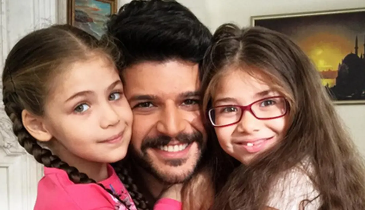 Pada foto ketiga, Emre selfie dengan pemeran Elif, Isabella Damla Güvenilir di dalam rumah. Emre memang dikenal cukup dekat dengan Isabella. (Via Instagram/@emre.kvlcm)