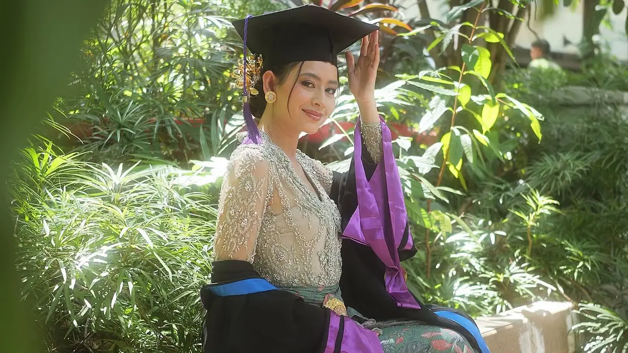 Laura Theux Tampil Look Bali saat wisuda. [@laura_theux]