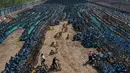 Foto udara pada 19 April 2021 ini menunjukkan tumpukkan sepeda publik yang ditinggalkan di Shenyang, timur laut China. Ribuan sepeda yang awalnya disewakan secara online tersebut, dibiarkan terbengkalai karena banyak operator penyewaan sepeda yang bangkrut akibat pandemi Covid-19. (STR/AFP)