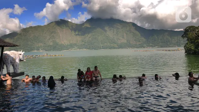 Berendam Air Panas di Tepi Danau Batur