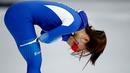 Speedskater Korsel, Lee Sang Hwa menangis setelah kalah pada cabang skating speed 500 meter putri di Olimpiade Musim Dingin Pyeongchang 2018, Minggu (18/2). Sang Hwa sempat mengalami cedera serius saat mempersiapkan diri untuk Olimpiade. (AP/Vadim Ghirda)