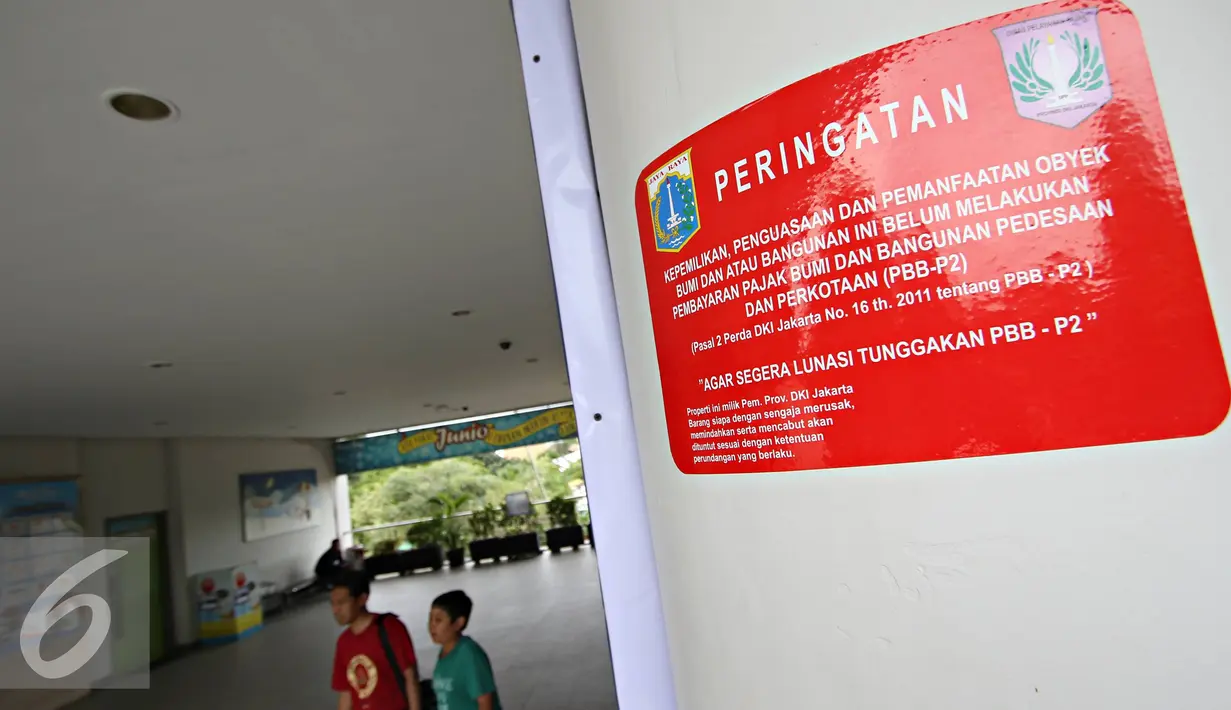 Stiker penanda penunggak pajak yang dipasang DPP DKI Jakarta di areal TMII, Jakarta, Kamis (17/12). Dari surat pernyataan utang, pengelola lokasi wisata air diketahui telah menunggak PBB sejak 2012 hingga Rp 1.762.483.216. (Liputan6.com/Immanuel Antonius)