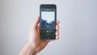 Ilustrasi mendengarkan musik. Credit: unsplash.com/OneBrand