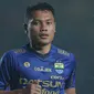 Pemain Persib Bandung, Dedi Kusnandar saat melawan PS TNI pada lanjutan Liga 1 2017 di Stadion Si Jalak Harupat, Sabtu (05/8/2017). Persib menang 3-1. (Bola.com/Nicklas Hanoatubun)