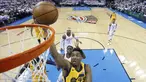 Pebasket Utah Jazz, Donovan Mitchell, memasukkan bola saat pertandingan melawan Oklahoma City Thunder pada gim kedua play-off NBA Wilayah Barat, Rabu (18/4/2018). Jazz menang 102-95 atas Thunder. (AP/Sue Ogrocki)