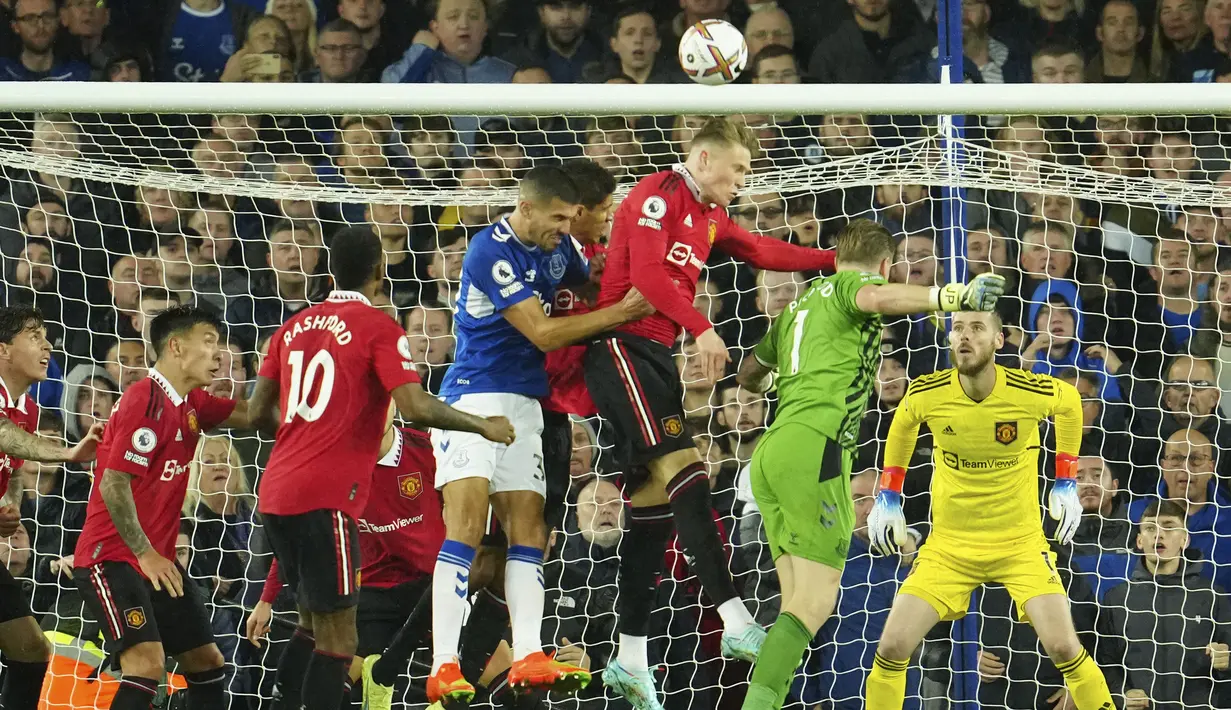 Jordan Pickford berusaha memanfaatkan tendangan sudut yang diperoleh ketika Everton tertinggal 1-2 oleh MU. (AP Photo/Jon Super)