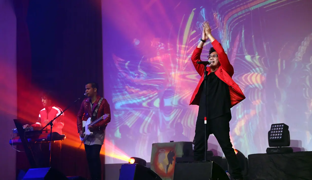 "Kita keasyikan nyari duit, selama lima tahun ini kita kebanjiran rejeki ngisi soundtrack, jingle sama manggung," ucap Giring Ganesha saat peluncuran album baru. (Nurwahyunan/Bintang.com)