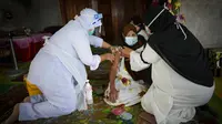 Petugas medis menyuntikan vaksin COVID-19 Pfizer kepada wanita lansia di rumahnya di pedesaan Sabab Bernam, Selangor, Malaysia, Selasa (13/7/2021). Tim medis pergi dari rumah ke rumah di desa terpencil untuk menjangkau warga lansia dalam upaya meningkatkan program vaksinasi. (AP Photo/Vincent Thian