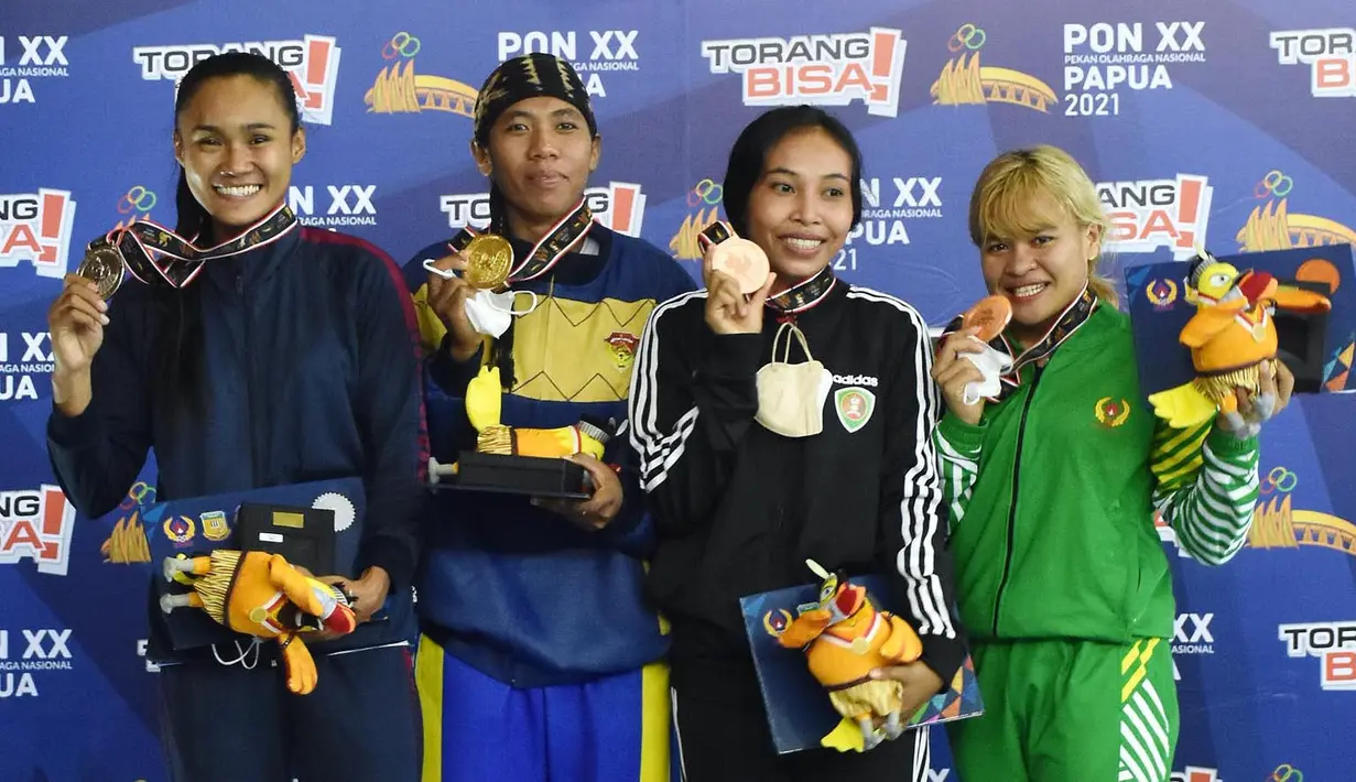 Peraih medali cabor Muaythai Putri -60KG medali Emas Susanti Ndapataka dari Nusa Tenggara Timur, Medali Perak Adisty G.L. Sholehan dari Jawa Jawa Barat, Medali Perunggu bersama Chintana Dividubun dari Maluku dan Maydelse B.R. Sitepu dari Sumatra Sumatra Utara. (Foto : PB PON XX PAPUA/Rahmat Takbir)