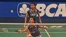 Pebulu Tangkis ganda putri, Nitya Krishinda M mengembalikan kok ke pebulu tangkis Eva LEE/Paula Lynn Obanana di BCA Indonesia Open 2015 di Jakarta, Rabu (3/6/2015). Nitya Krishinda M dan Greysia Polii  menang 21-13 21-10. (Liputan6.com/Herman Zakharia)
