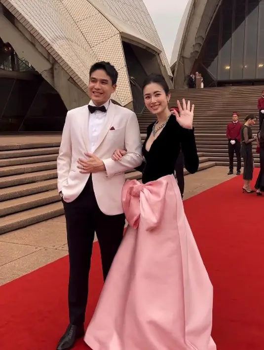 Jas semi formal yang dikenakan suami Nong Poy dihiasi dasi kupu-kupu yang terlihat klasik [@poytreechada]