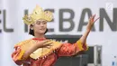 Anggota Paskibraka Nasional 2017 menari tarian daerah masing-masing saat apel kebangsaan di PPPON Cibubur, Jakarta Timur, Rabu (23/8). Sebanyak 3000 purna paskibraka dari seluruh Indonesia hadir dalam acara tersebut. (Liputan6.com/Yoppy Renato)