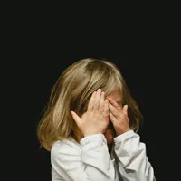 Anak Perempuan yang Ketakutan (dok. Unsplash.com/Caleb Woods)