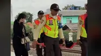 Viral Petugas Keamanan KRL Bantu Penumpang Pingsan di Stasiun Kranji, Banjir Pujian