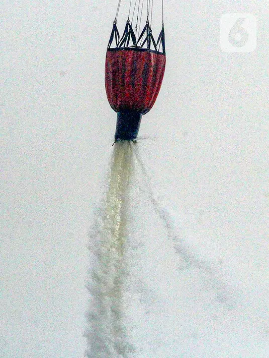 Helikopter yang dipakai untuk water bombing itu direposisi dari penugasan dari Jambi. (merdeka.com/Arie Basuki)