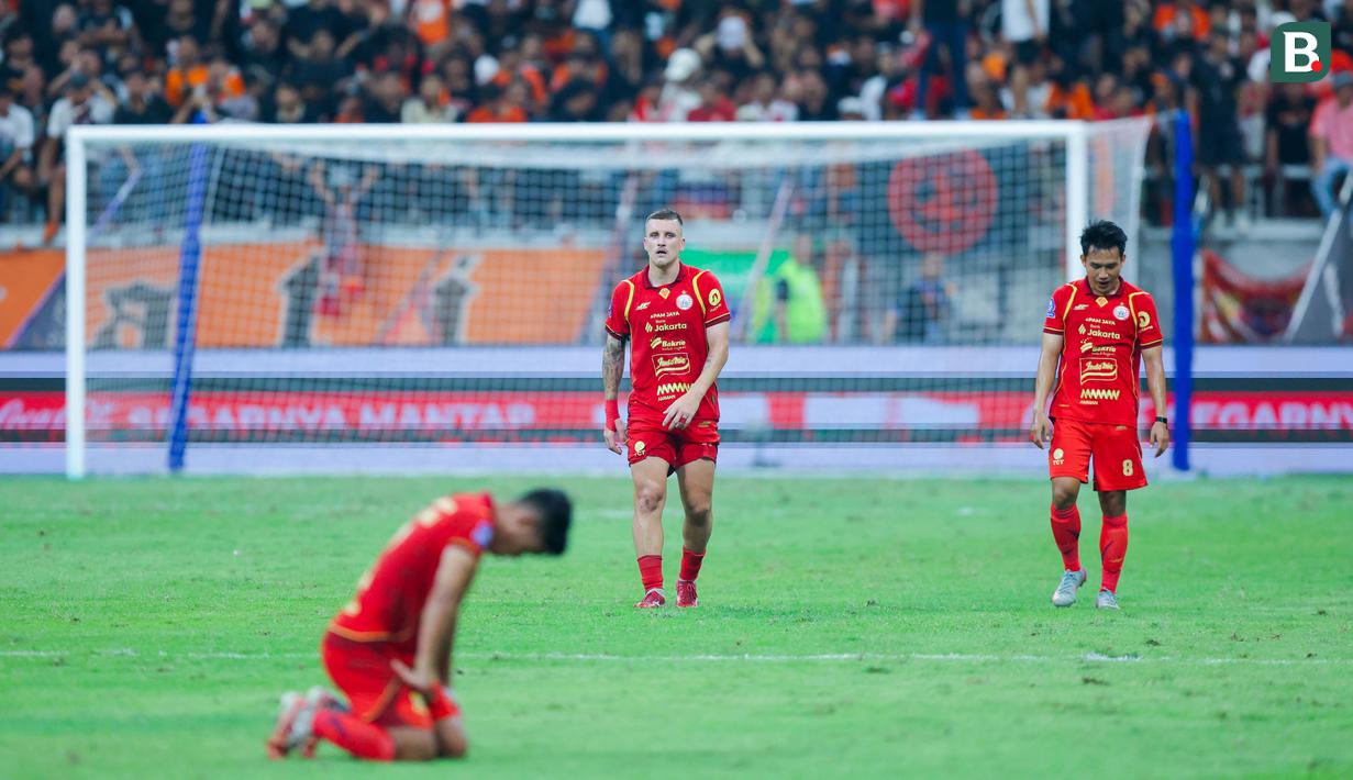 Pemain Persija Jakarta tertunduk lesu setelah dipaksa bermain imbang 1-1 dengan Bali United dalam lanjutan BRI Super League 2025/2026 di Jakarta International Stadium (JIS), Minggu (14/9/2025) malam WIB. (Bola.com/M Iqbal Ichsan)