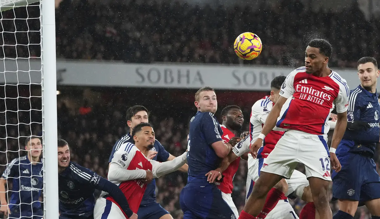 Pemain Arsenal, Jurrien Timber mencetak gol ke gawang Manchester United melalui sundulannya pada laga lanjutan Liga Inggris 2024/2025 di Emirates Stadium, London, Inggris, Kamis (05/12/2024) WIB. (AP Photo/Kirsty Wigglesworth)
