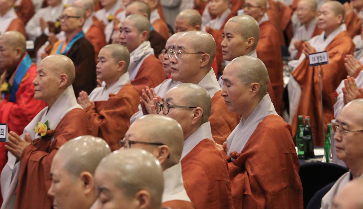 Biksu wanita berdoa selama Konferensi Perdamaian Bhikkhuni Buddha Dunia di Seoul, Korea Selatan (12/4). Rencananya kedua pemimpin negara itu akan mengadakan pertemuan puncak pada 27 April di JSA sisi Korea Utara.  (AP Photo / Ahn Young-joon)