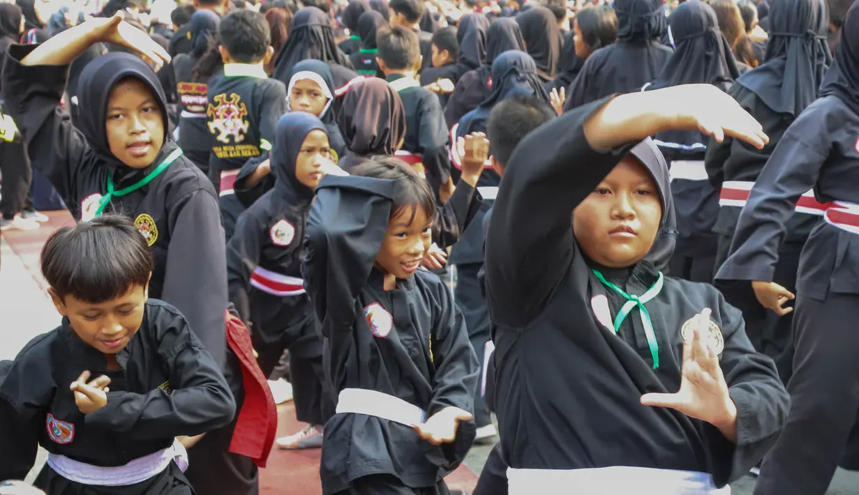 Pesilat dari berbagai perguruan silat se-Jabodetabek mengikuti Flash Mob Pencak Silat saat kegiatan CFD di kawasan Bundaran HI Jakarta, Minggu, 9 Agustus 2026. (KLY/Arie Basuki)