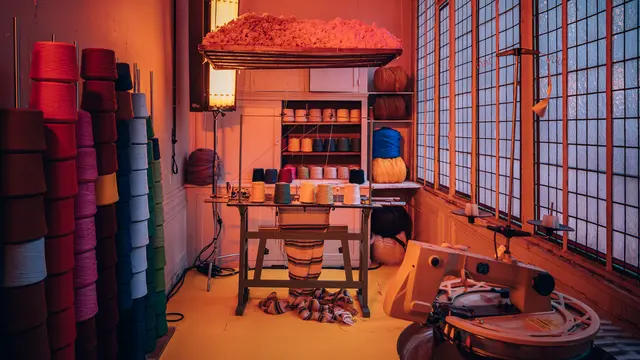 Menghormati pengrajin kuno dalam koleksinya