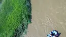 Peserta dengan perahu karet menyusuri Sungai Ciliwung sambil membersihkan sampah pada acara Bersih-Bersih Sungai Ciliwung, Jakarta, Minggu (08/4). Kegiatan tersebut dimaksudkan untuk memberi contoh kepada masyarakat sekitar. (Liputan6.com/Fery Pradolo)